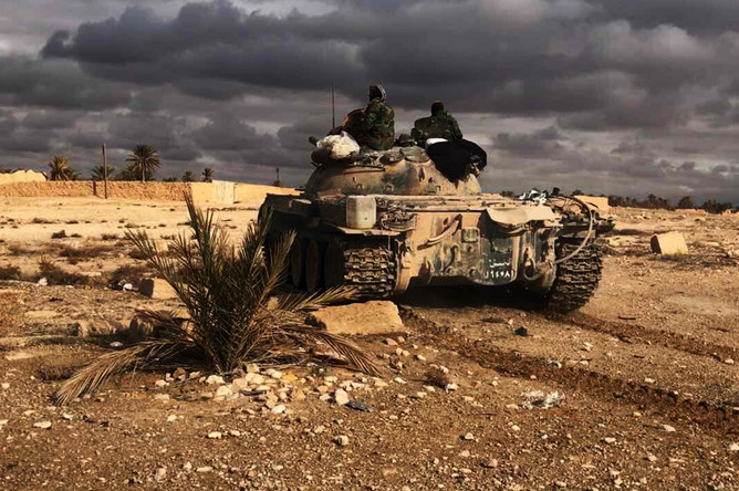 Военнослужащие Сирийской Арабской Республики возле историко-архитектурного комплекса Древней Пальмиры в сирийской провинции Хомс. Пальмира при поддержке ВКС РФ была взята войсками Сирийской Арабской Республики