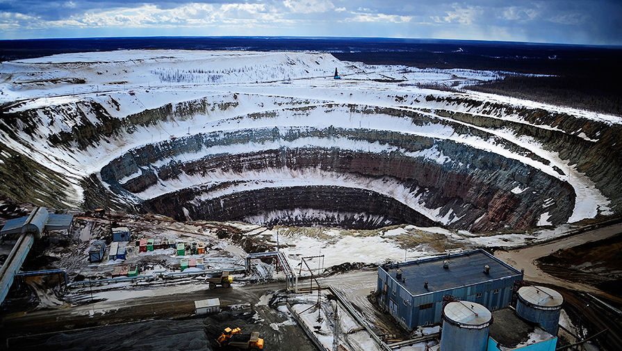 Вид на кимберлитовую трубку алмазного карьера «Мир» Мирнинского горно-обогатительного комбината ОАО «АЛРОСА»