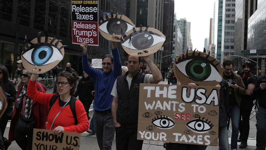 Марш под&nbsp;названием «Tax March» с&nbsp;требованием опубликовать налоговую декларацию президента США Дональда Трампа, Нью-Йорк, США, 14&nbsp;апреля 2017&nbsp;года