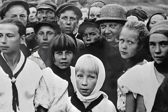 Надежда Крупская среди пионеров, 1927 год