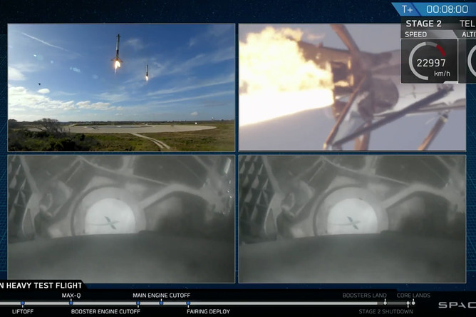 Во время запуска ракеты-носителя Falcon Heavy компании Илона Маска SpaceX с мыса Канаверал во Флориде, 6 февраля 2018 года