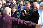 Глава Чечни Рамзан Кадыров (второй справа) после голосования на выборах президента России на одном из избирательных участков в Грозном, 18 марта 2018 года