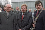 Анатолий Лукьянов (слева) встречает в аэропорту президента Чехословацкой Социалистической Республики Вацлава Гавела (в центре), 1990 год