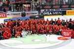 Игроки сборной России фотографируются после победы в матче чемпионата мира по хоккею за третье место между сборными командами России и Чехии