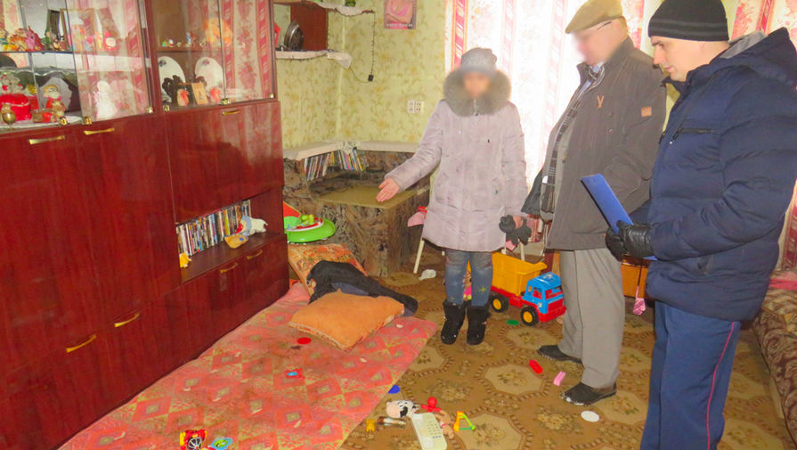"Совсем без сил": мать бросила детей умирать в холодном доме