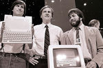 Стив Джобс, генеральный директор корпорации Apple Джон Скалли и Стив Возняк на презентации компьютера Apple IIc в Сан-Франциско, 1984 год
