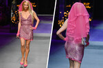 Одним из самых ожидаемых в Милане традиционно был показ Versace. Последней на подиум вышла Пэрис Хилтон — во всем розовом и в стразах, как полагается негласному амбассадору гламурных нулевых