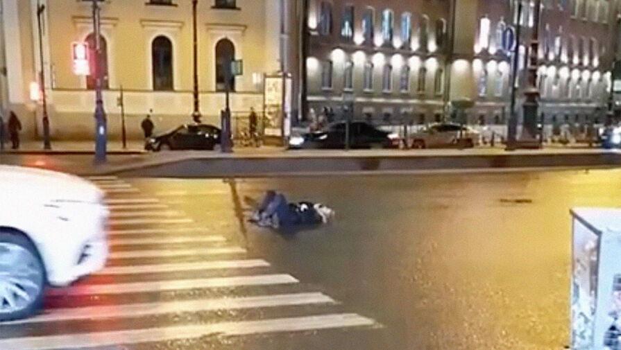 В центре Петербурга таксист задавил насмерть пьяную девушку на дороге