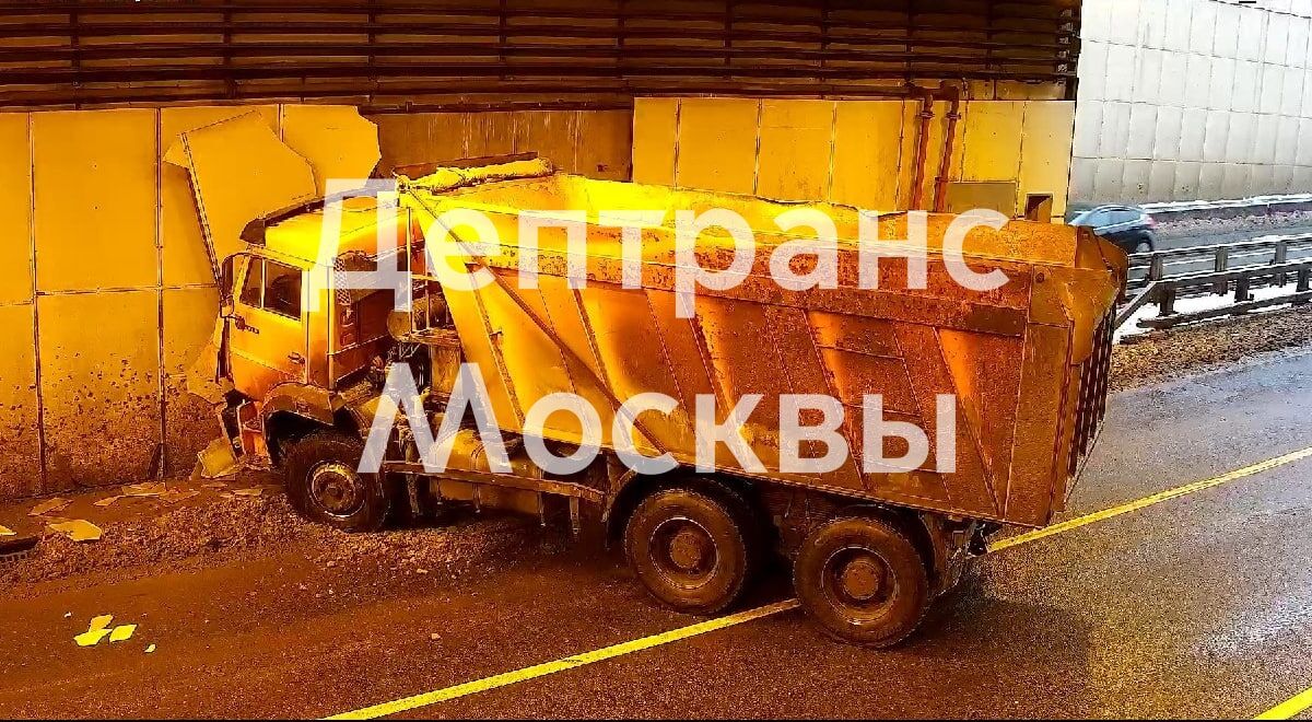 Грузовик протаранил стену Лефортовского тоннеля в Москве - Газета.Ru |  Новости