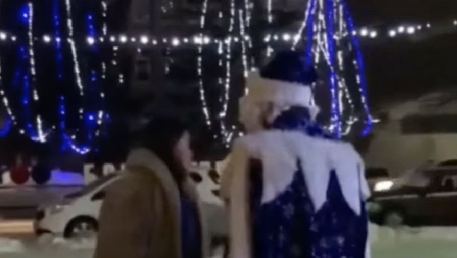 В Ленобласти пьяная женщина набросилась на Деда Мороза с требованием дать ей подарок
