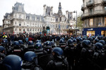 Полиция во время демонстрации против пенсионной реформы перед мэрией Парижа, 14 апреля 2023 года