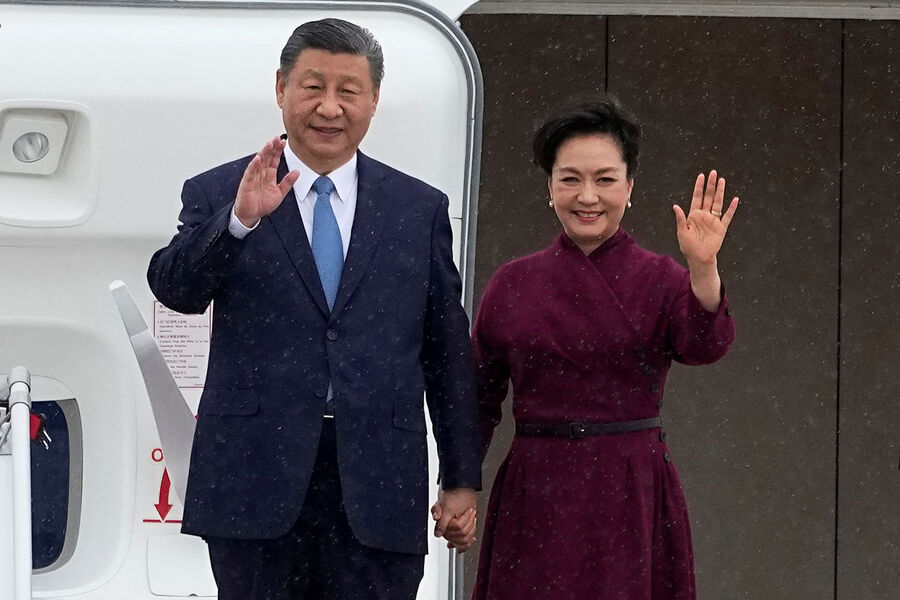 Председатель КНР Си Цзиньпин и его супруга Пэн Лиюань после прибытия в парижский аэропорт Орли, 5 мая 2024 года