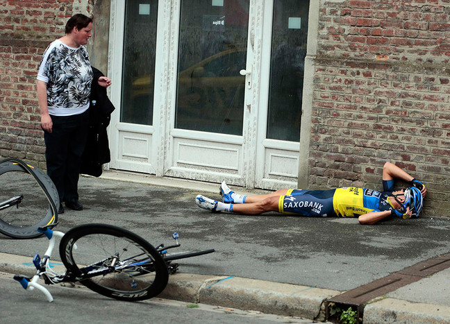 5&nbsp;июля. Австралийский велогонщик Джонатан Кантвелл после падения во время пятого этапа Тур де Франс. 