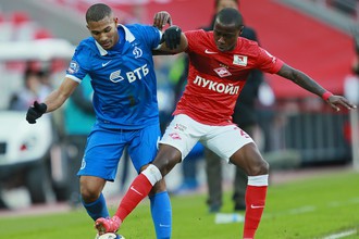 Вильям Ванкер и Квинси Промес ведут борьбу за мяч