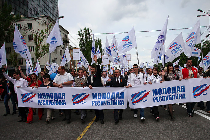 Участники праздничного шествия, приуроченного к&nbsp;годовщине референдума о&nbsp;самоопределении ДНР и ЛНР