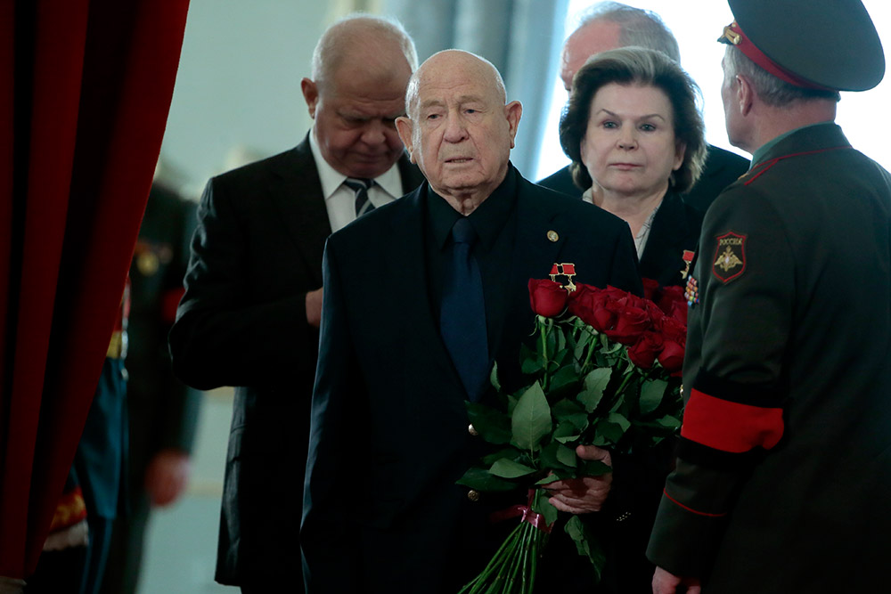 Космонавт Алексей Леонов и заместитель председателя комитета Госдумы по международным делам Валентина Терешкова во время церемонии прощания с политиком Евгением Примаковым в Колонном зале Дома союзов.