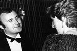 Фил Коллинз беседует с принцессой Дианой на благотворительном вечере в Лондоне, 1986 год