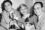 Режиссер Федерико Феллини, его жена, актриса Джульетта Мазина и продюсер Дино Де Лаурентис после вручения премии «Оскар», 1957 год