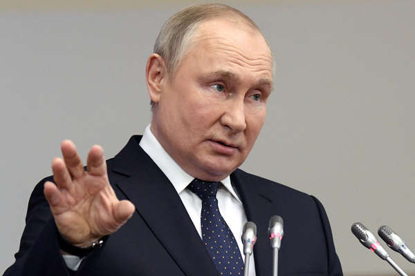 Президент РФ Владимир Путин выступает на встрече с членами Совета законодателей РФ при Федеральном Собрании РФ, 27 апреля 2022 года