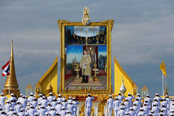 Премьер-министр Таиланда Прают Чан-оча и члены кабинета министров отдают дань уважения фотографии тайского короля Маха Ваджиралонгкорна во время празднования 70-летия короля в&nbsp;Бангкоке, 28&nbsp;июля 2022&nbsp;года