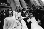 Ринго Старр и Барбара Бах во время свадьбы в Лондоне, за руки они держат дочерей — Франческу Грегорини и Ли Старки, 1981 год