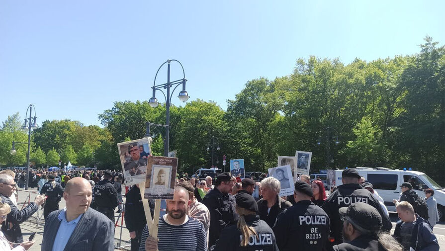 РИА Новости: берлинская полиция препятствовала шествию 