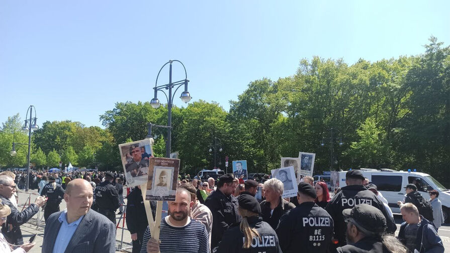 РИА Новости: берлинская полиция препятствовала шествию Бессмертного полка