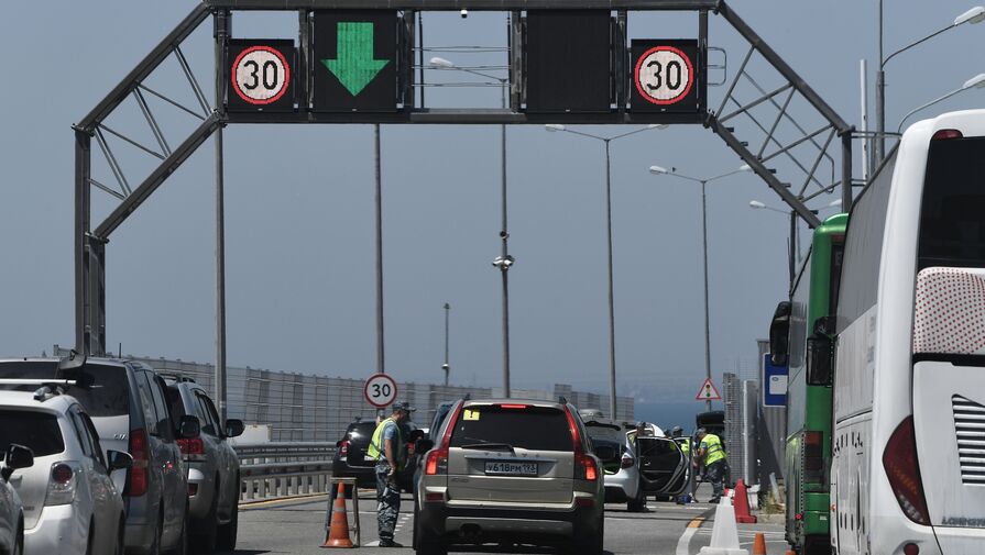 По Крымскому мосту возобновили движение автомобилей