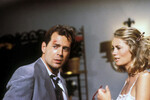 <b>«Детективное агентство «Лунный свет» (1985–1988)</b>
<br><br>
Впервые в главной роли Брюс Уиллис снялся в комедийной драме «Детективное агентство «Лунный свет», выходившей еженедельно на канале ABC. Актер сыграл частного детектива Дэвида Эддисона, который работает в агентстве «Голубая луна» и расследует преступления вместе с его владелицей, бывшей моделью Мэдди Хейс (ее сыграла Сибил Шепард). Разумеется, деловые партнеры испытывают романтическое влечение друг к другу, но на протяжении двух с половиной сезонов пытаются его скрыть.
<br>
Это и комедия, и боевик, и киноманский оммаж нуарным детективам «Золотого века» Голливуда. Для Сибил Шепард, которая на тот момент была уже известной, но слегка подзабытой актрисой, проект стал триумфальным возвращением на экран. Для Брюса Уиллиса — ключом к успеху, закончил он съемки уже звездой «Крепкого орешка». Сериал продержался пять сезонов, получил 40 номинаций на премию «Эмми», завоевав шесть из них, и десять номинаций на «Золотой глобус» (три из них принесли победу).
