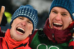 Российские спортсмены Денис Спицов и Александр Большунов, завоевавшие серебряные медали в командном спринте среди мужчин в соревнованиях по лыжным гонкам на XXIII зимних Олимпийских играх в Пхенчхане, 21 февраля 2018 года