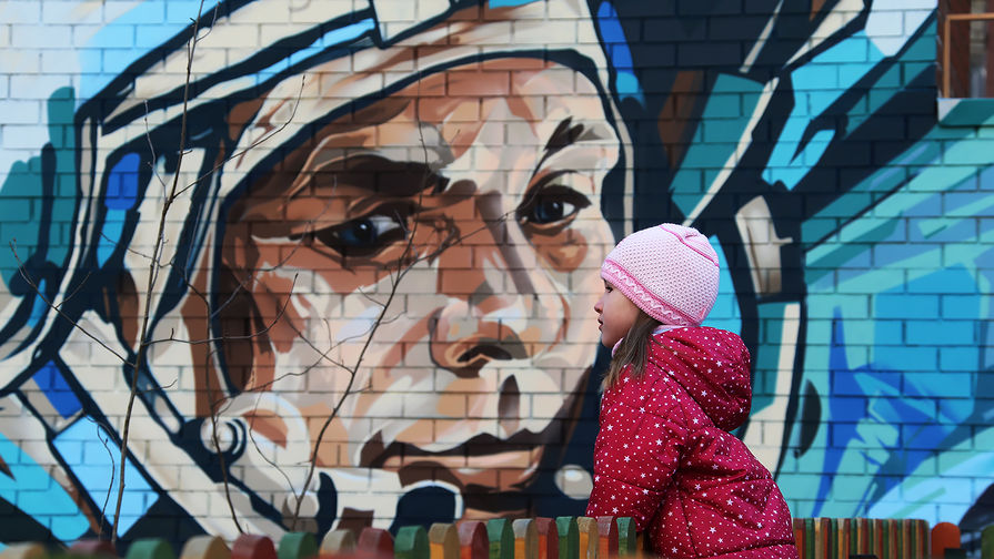 Граффити с&nbsp;изображением космонавта Юрия Гагарина на&nbsp;здании на&nbsp;Аллее Космонавтов в&nbsp;Москве, 2016 год