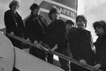 Участники The Rolling Stones Брайан Джонс, Кит Ричардс, Мик Джаггер, Чарли Уоттс и Билл Уаймен в аэропорту Лондона, 1964 год