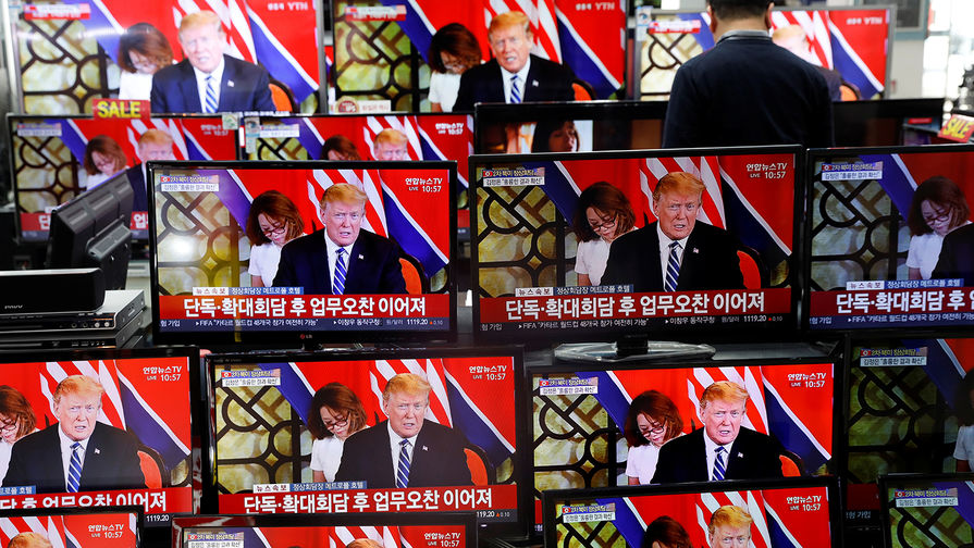 Трансляция саммита США-КНДР в магазине в Сеуле, 28 февраля 2019 года