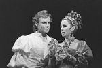 Актеры Виталий Соломин и Нелли Корниенко в сцене из спектакля Малого театра «Заговор Фиеско в Генуе», 1977 год