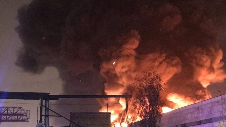 МЧС: пожар на складе в Петербурге тушат 160 пожарных с 45 единицами техники