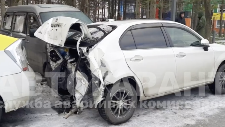 Иномарка закружилась вокруг своей оси и влетела в 10 авто во Владивостоке