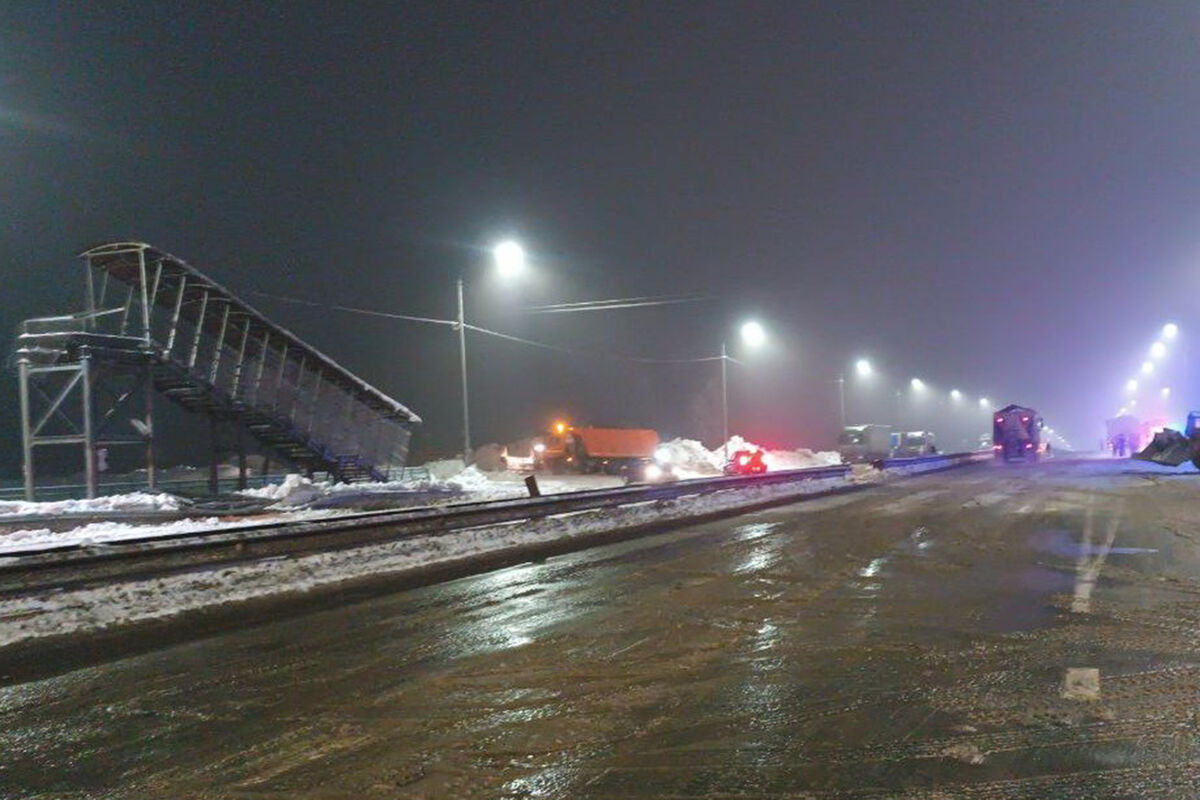 Фура снесла пешеходный мост в Нижегородской области - Газета.Ru | Новости