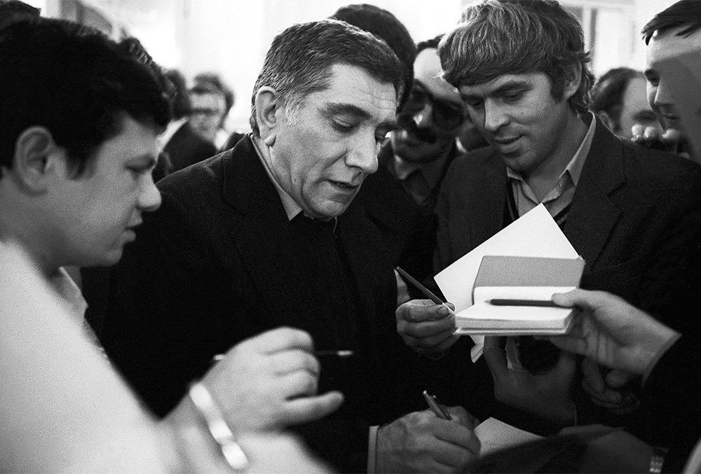 Армен Джигарханян с поклонниками, 1993 год