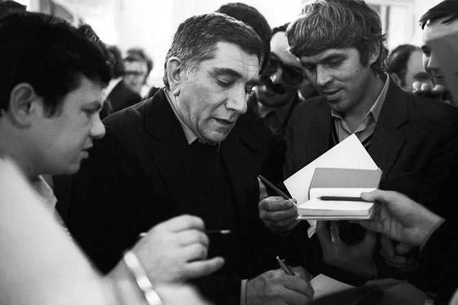 Армен Джигарханян с поклонниками, 1993 год