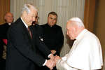 Президент России Борис Ельцин и папа Римский Иоанн Павел II во время встречи в библиотеке Апостольского дворца — резиденции главы Римско-католической церкви, 1998 год