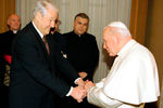 Президент России Борис Ельцин и папа Римский Иоанн Павел II во время встречи в библиотеке Апостольского дворца — резиденции главы Римско-католической церкви, 1998 год