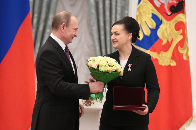 Президент России Владимир Путин и космонавт-испытатель группы космонавтов отряда космонавтов федерального государственного бюджетного учреждения «Научно-исследовательский испытательный центр подготовки космонавтов имени Ю.А. Гагарина» Елена Серова, удостоенная звания Героя Российской Федерации и почетного звания «Летчик-космонавт Российской Федерации», во время церемонии вручения государственных наград в Кремле