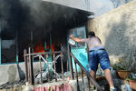 Мужчина тушит пожар в жилом секторе Ростова-на-Дону, 21 августа 2017 года