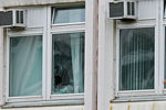 Поврежденное окно в здании школы №1 в Ивантеевке, где произошла стрельба, 5 сентября 2017 года