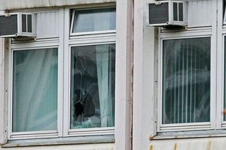 Поврежденное окно в здании школы №1 в Ивантеевке, где произошла стрельба, 5 сентября 2017 года