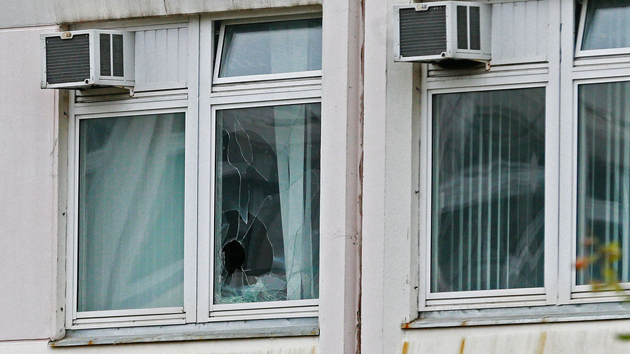 Поврежденное окно в&nbsp;здании школы №1 в&nbsp;Ивантеевке, где произошла стрельба, 5 сентября 2017 года