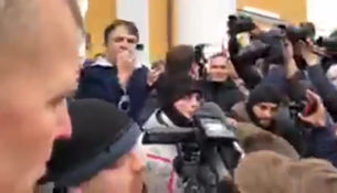 Толпа освободила Саакашвили из машины СБУ