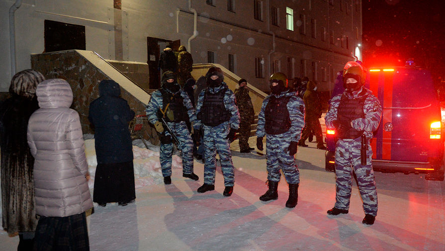 Сотрудники правоохранительных органов на территории Среднеуральского женского монастыря в Свердловской области, 29 декабря 2020 года