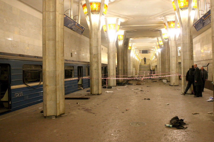 Станция метро &laquo;Октябрьская&raquo; после взрыва, 11 апреля 2011 года