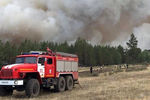 Сотрудники МЧС тушат лесной пожар в Челябинской области, 9 июля 2021 года